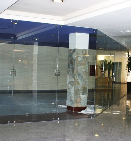 Anclajes y Estructuras Palacios S.L. oficinas con cristales